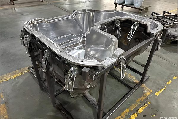 Rotational Molds: Carbon Fiber vs. High-Performance PE